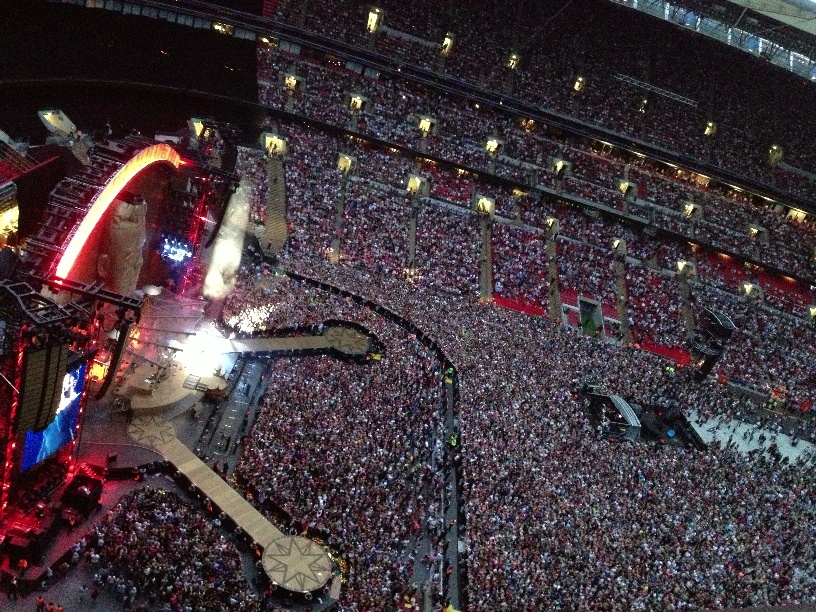 https://nauka.bg/sites/default/files/field/article_image/L-Acoustics_Robbie%20Williams.jpg